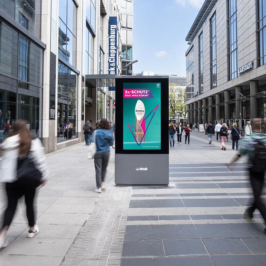 Digital City Light Poster mit OOH-Werbung einer Koerperpflegemarke in der Innenstadt von Dresden.