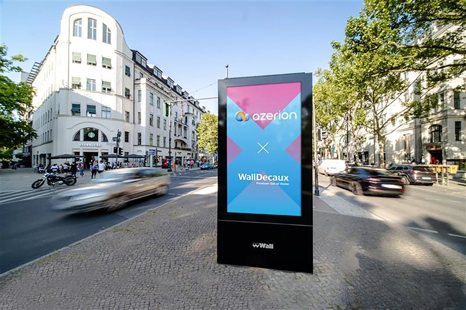 Digital City LIght Poster mit Anzeige zur Kooperation von Azerion und WallDecaux am Kürfürstendamm in Berlin.