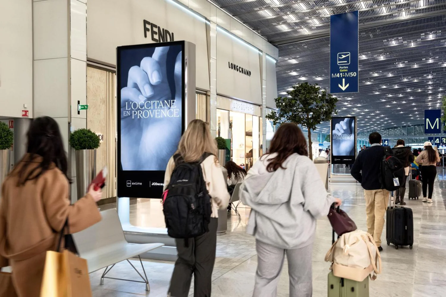 Digital City Light Poster mit Kosmetikwerbung am Flughafen Paris Charles de Gaulle.