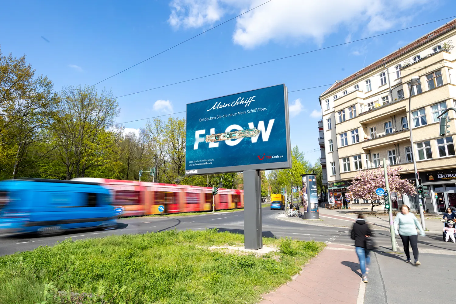 Digital City Light Poster zeigt Kreuzfahrtwerbung an Landsberger Allee in Berlin.