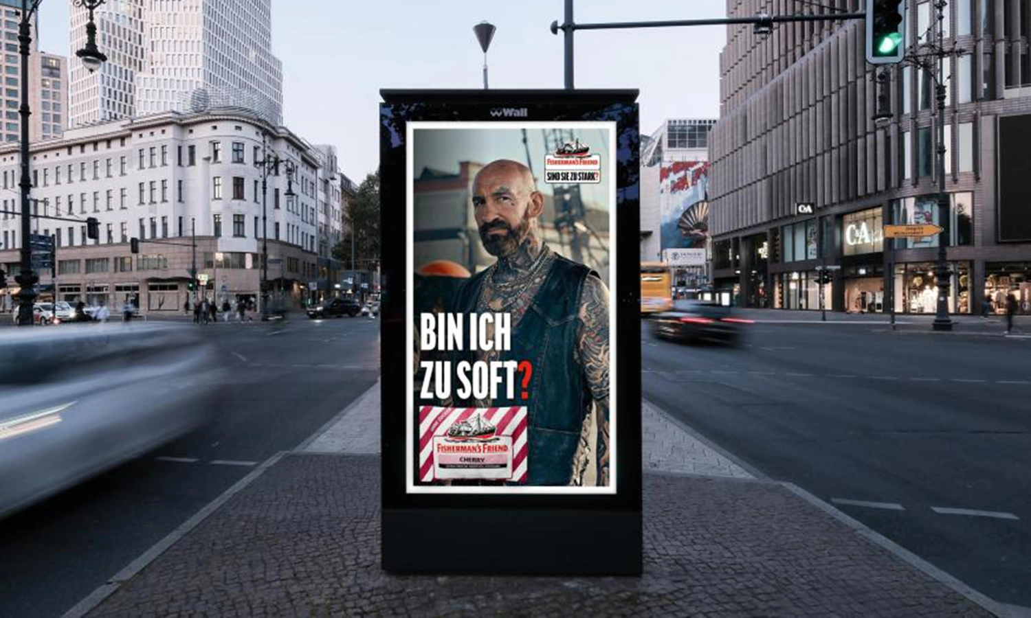 Digital City Light Poster am Kurfürstendamm in Berlin zeigt Werbung für eine Halspastillenmarke an großer Kreuzung 