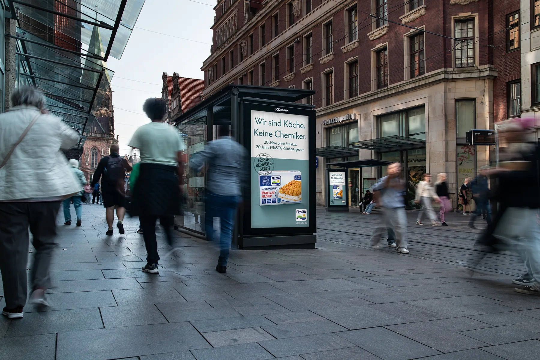 Digital City Light Poster mit Außenwerbung eines Lebensmittelherstellers in der Obernstraße in Bremen.
