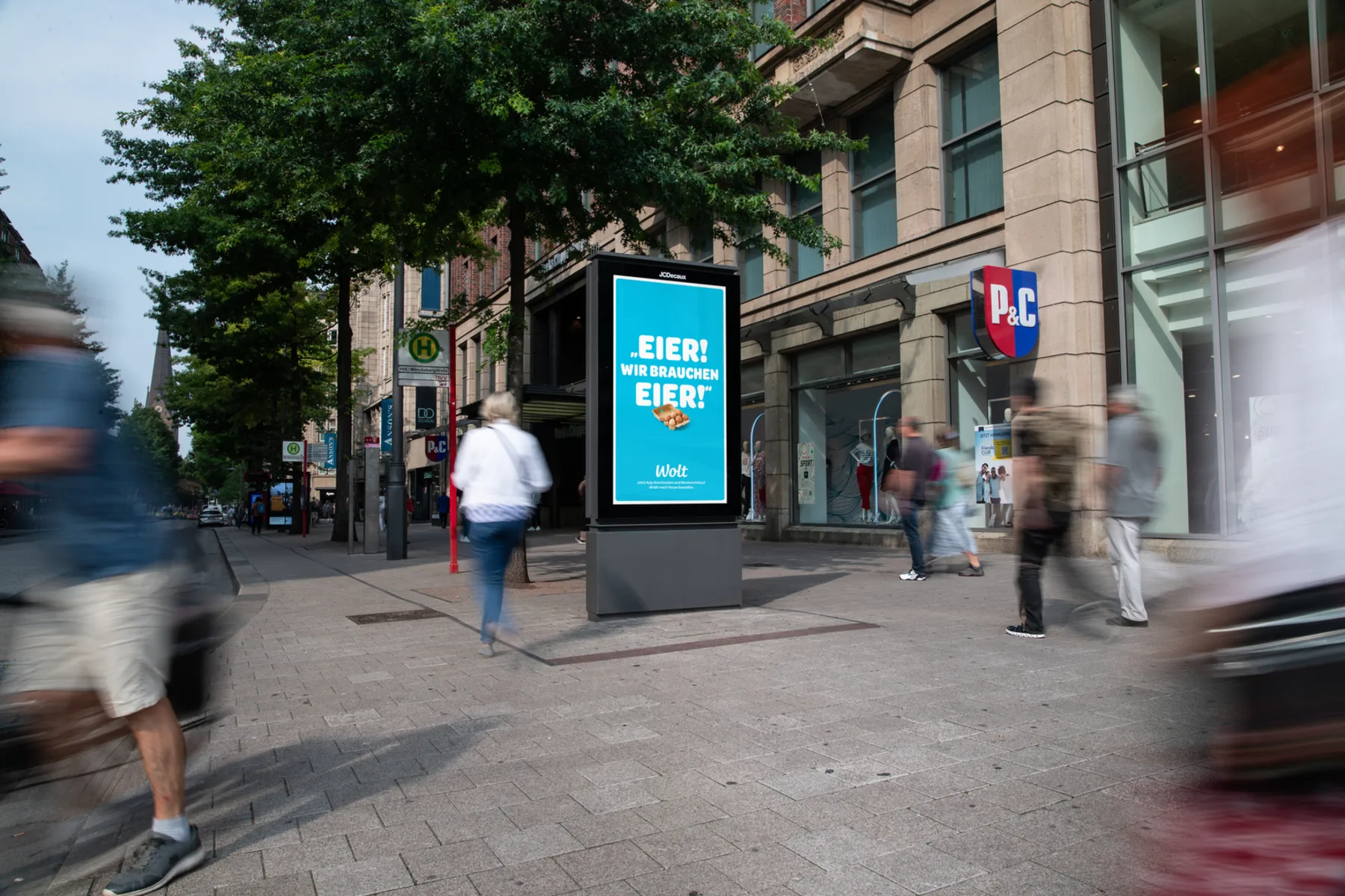 Digital City Light Poster mit OOH-Kampagne eines Lieferdienstes in der Mönckebergstraße Lange Mühren in Hamburg.