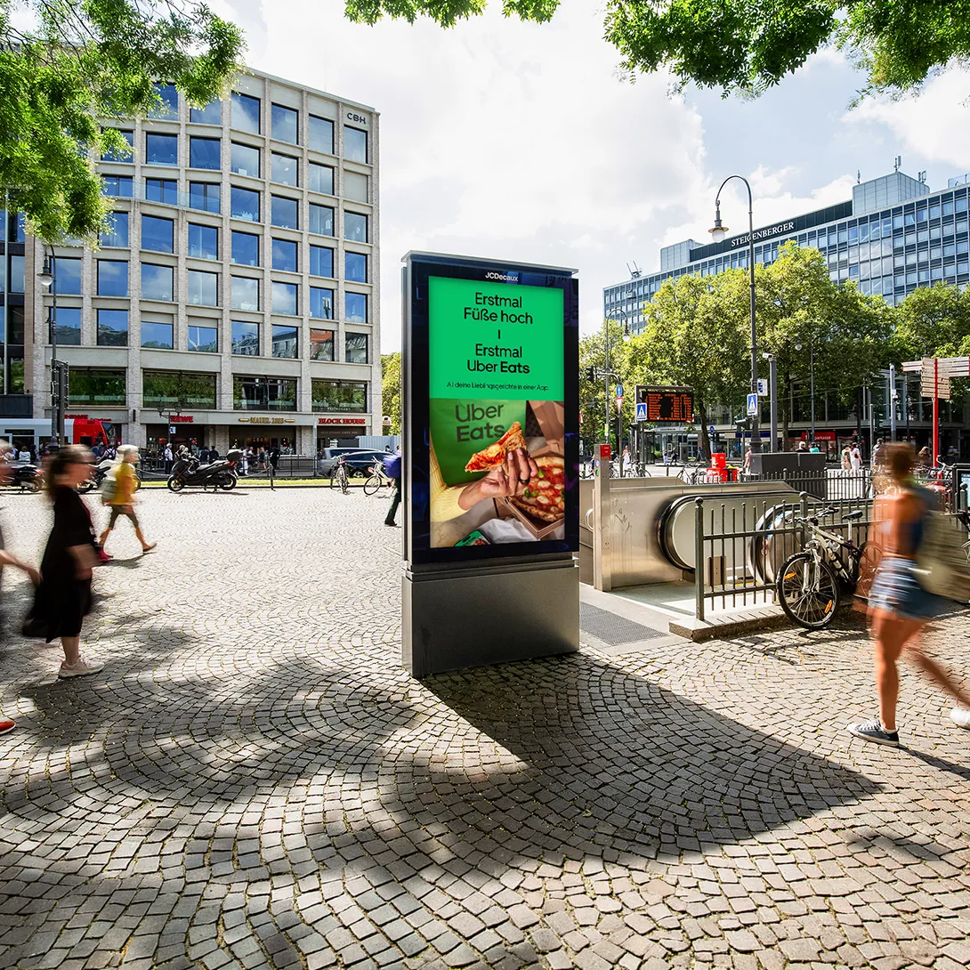 Digital City Light Poster mit Außenwerbung eines Lieferdienstes in der Innenstadt von Köln.
