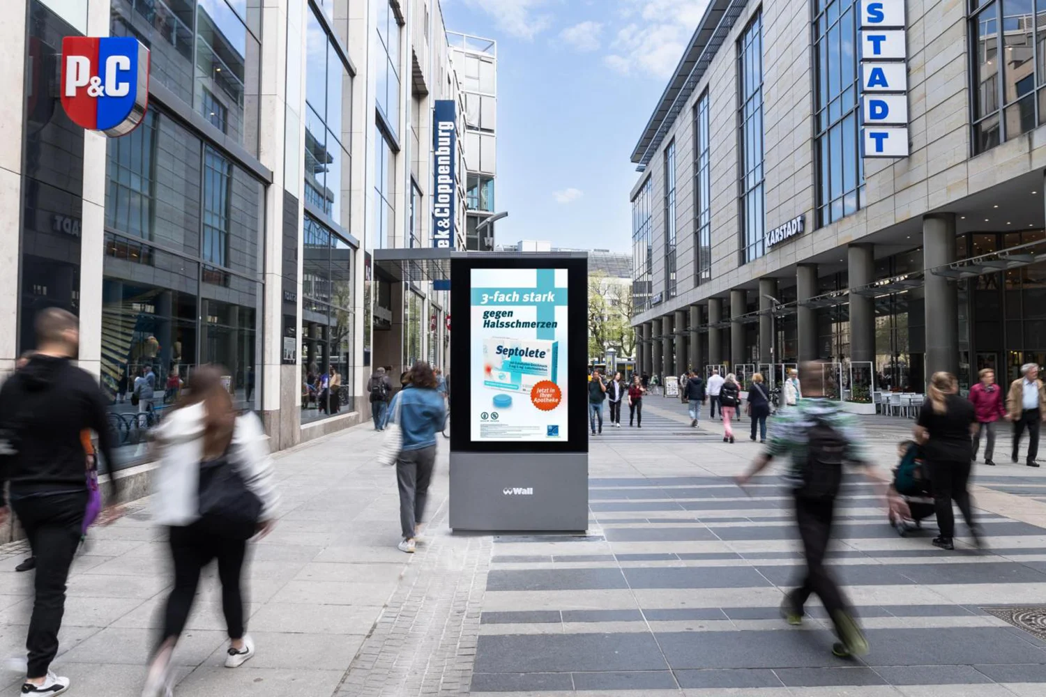 Digital City Light Poster mit Werbung für Medikament gegen Halsschmerzen in der Pragerstraße in Dresden.
