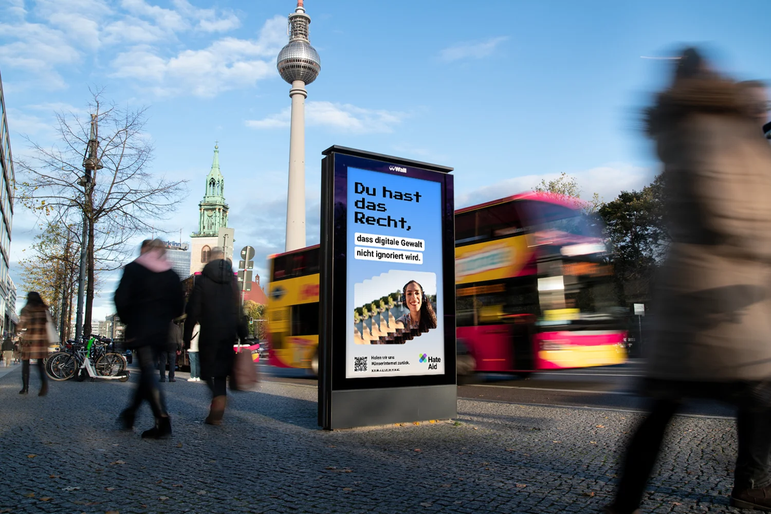 Digital City Light Poster in Berlin mit Kampagne zu Menschenrechte im digitalen Raum.