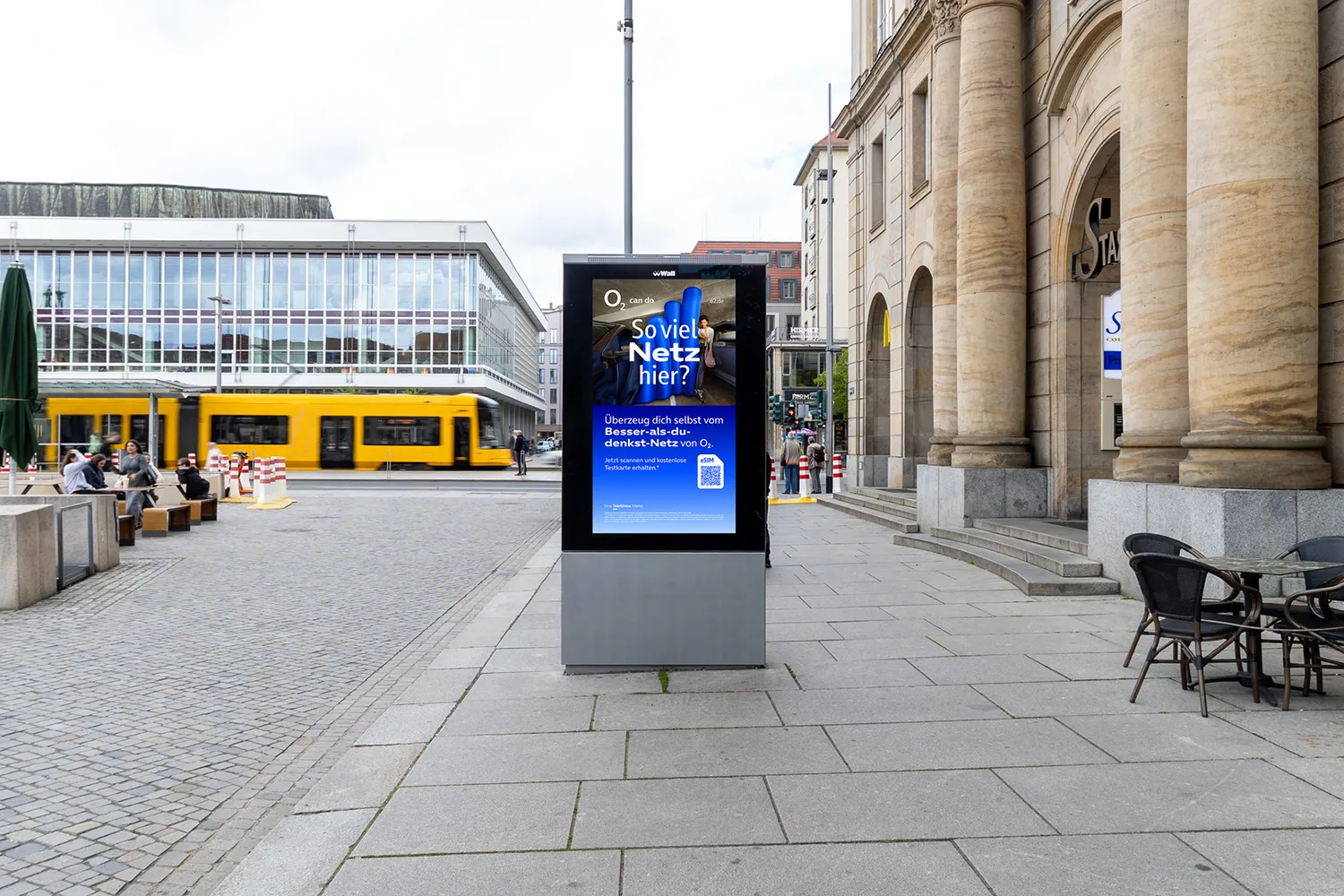 Digital City Light Poster zeigt Werbung eines Mobilfunkanbieters auf der Ostseite des Altmarkts in Dresden.