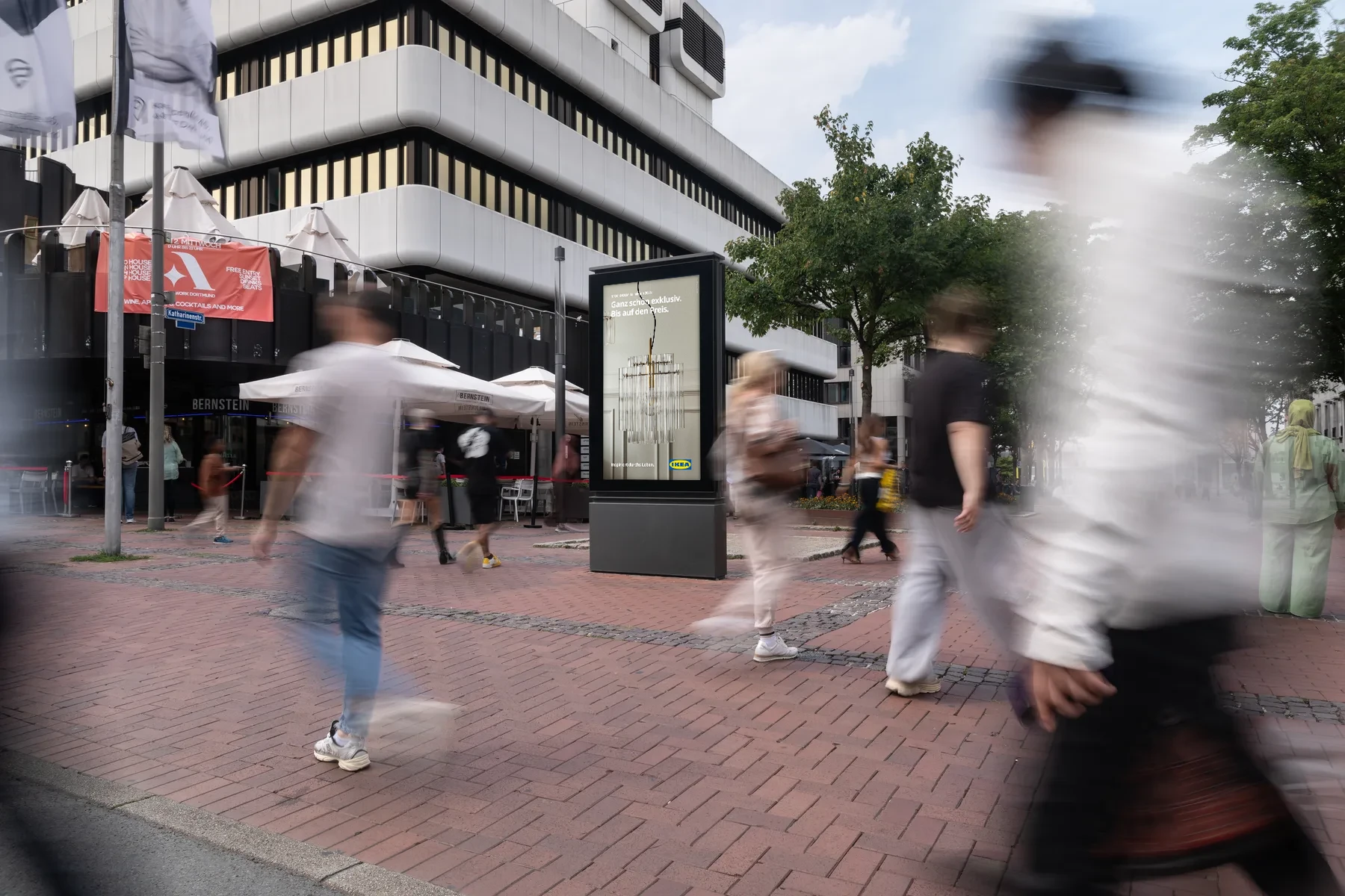 Digital City Light Poster mit Out of Home-Kampagne einer Möbelhauskette in der Katharinenstraße Kampstraße in Dortmund.