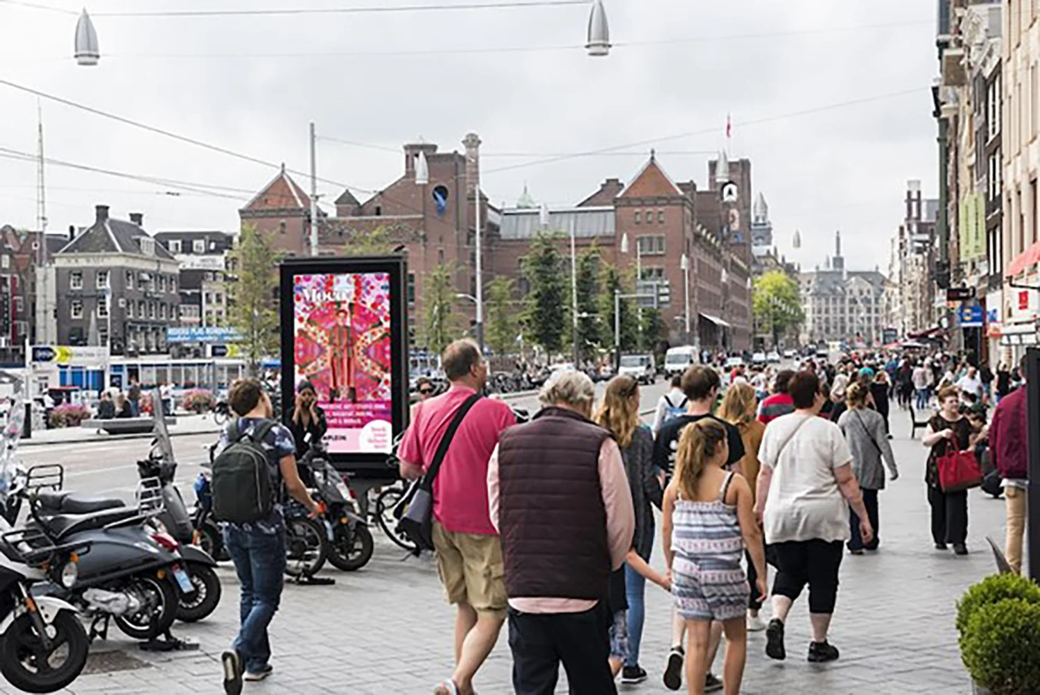 Digital City Light Poster mit Museums Werbung am Hauptbahnhof in Amsterdam