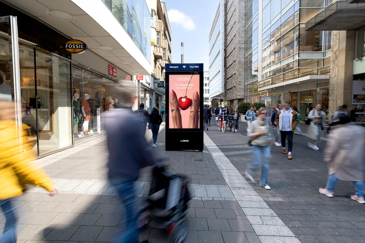 Digitale City-Light-Werbung für Nagellack auf der Schadowstraße in Düsseldorf