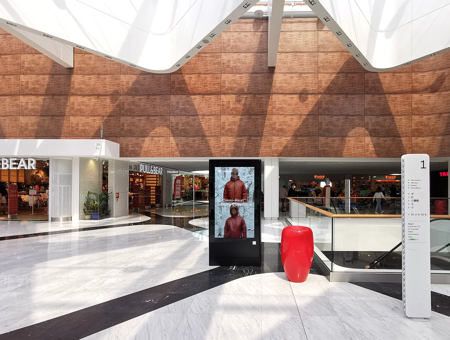 Digital City Light Poster mit Werbung für Outdoorbekleidung im Shoppingcenter Balexert in Vernier, Schweiz.