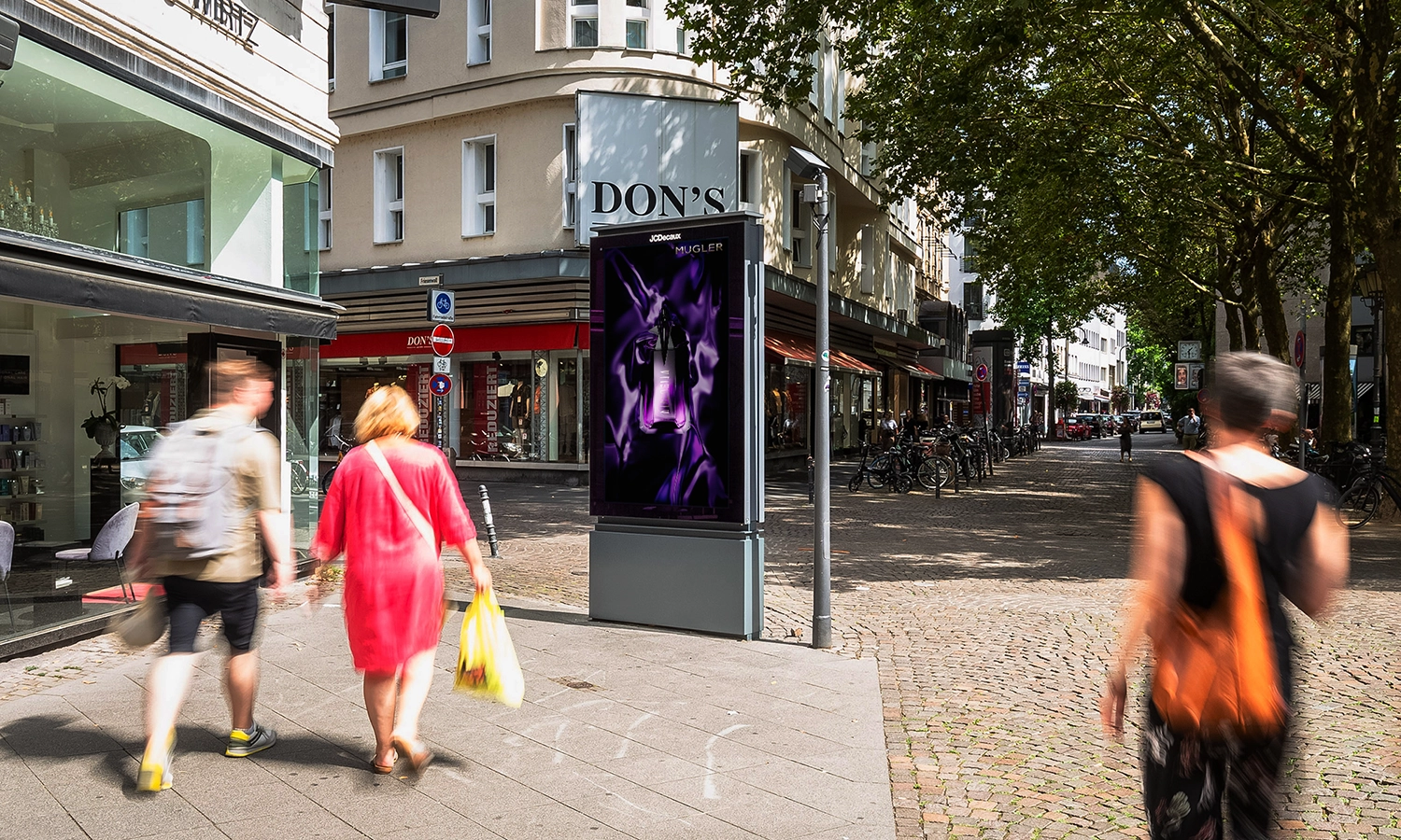 Digital City Light Poster mit Parfum Werbung in der Mittelstraße in Köln.