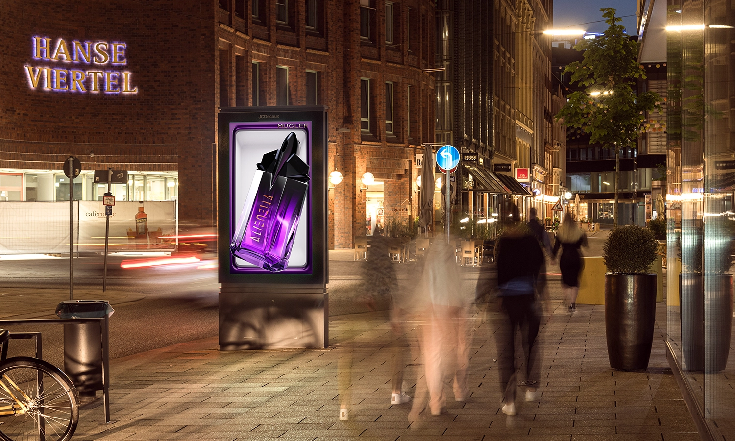 Digital City Light Poster mit Parfum Werbung in der Poststraße in Hamburg bei Nacht.