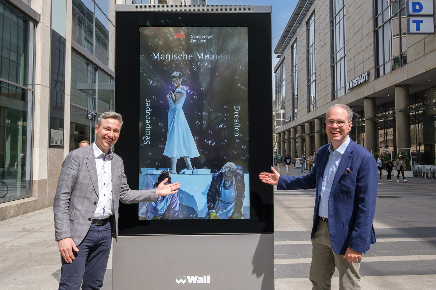Dresdner Bürgermeister Stephan Kühn und WallDecaux Geschäftsführer Städtemarketing Patrick Möller posieren vor Digital City Light Poster in Prager Straße in Dresden zum Launch des neuen Standorts.