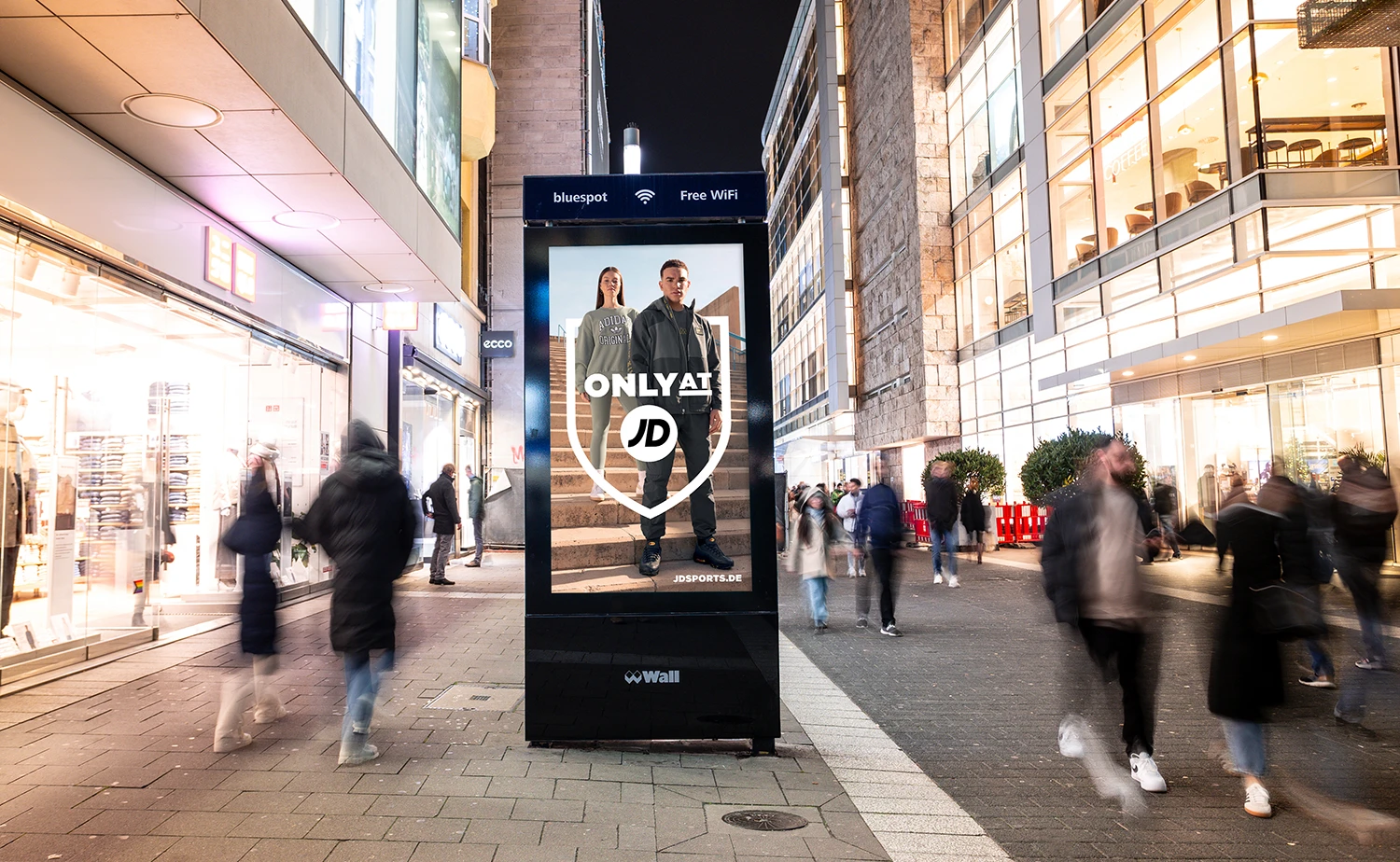 digital-city-light-poster-schuhwerbung-schaodstraße-düsseldorf-nacht.webp