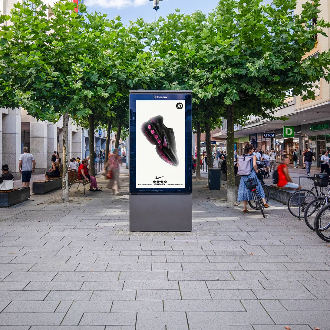 Digital City Light Poster mit OOH-Werbung eines Sportartikelherstellers in der Innenstadt von Saarbrücken.