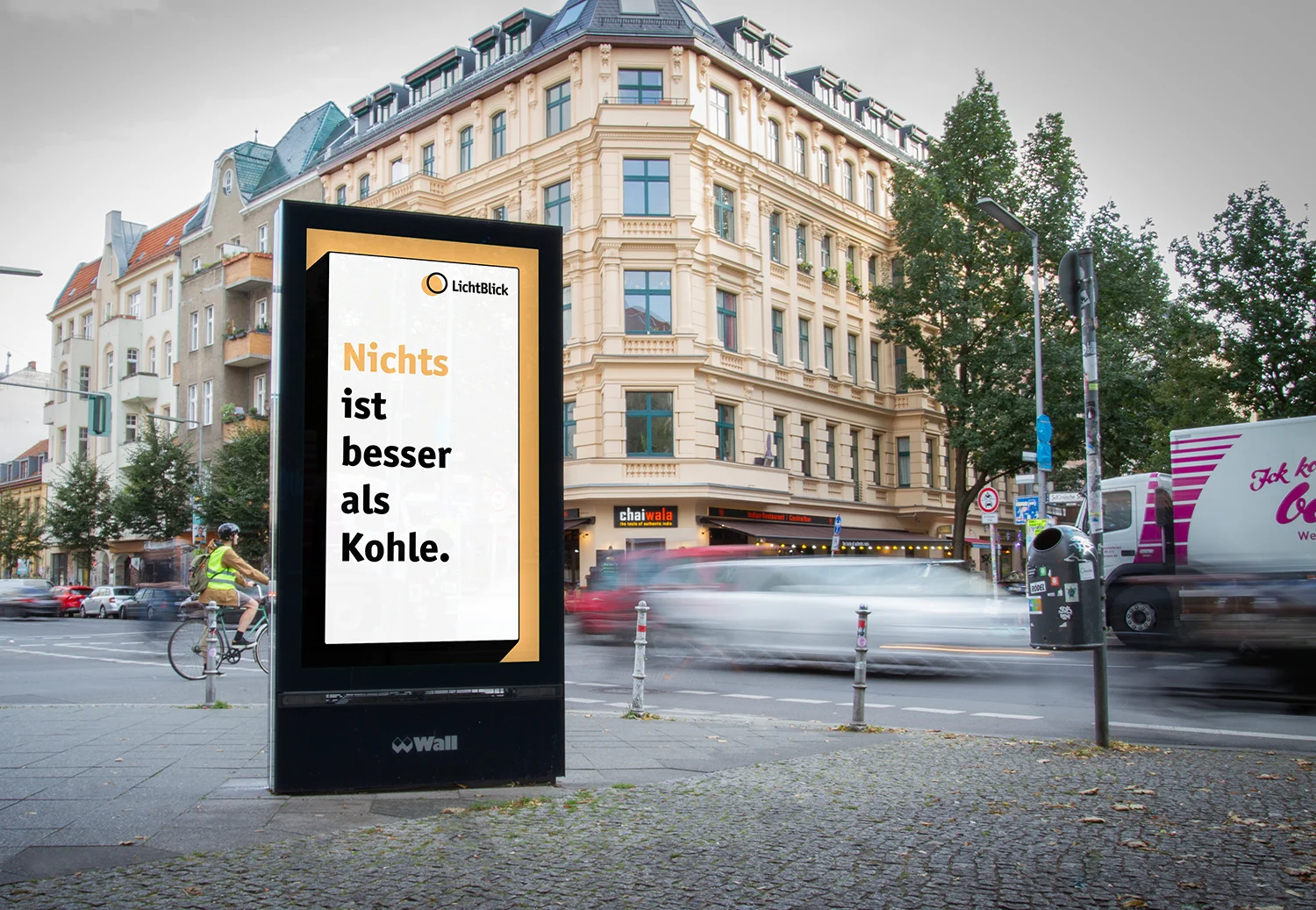 Digital City Light Poster zeigt Werbung für Stromanbieter.