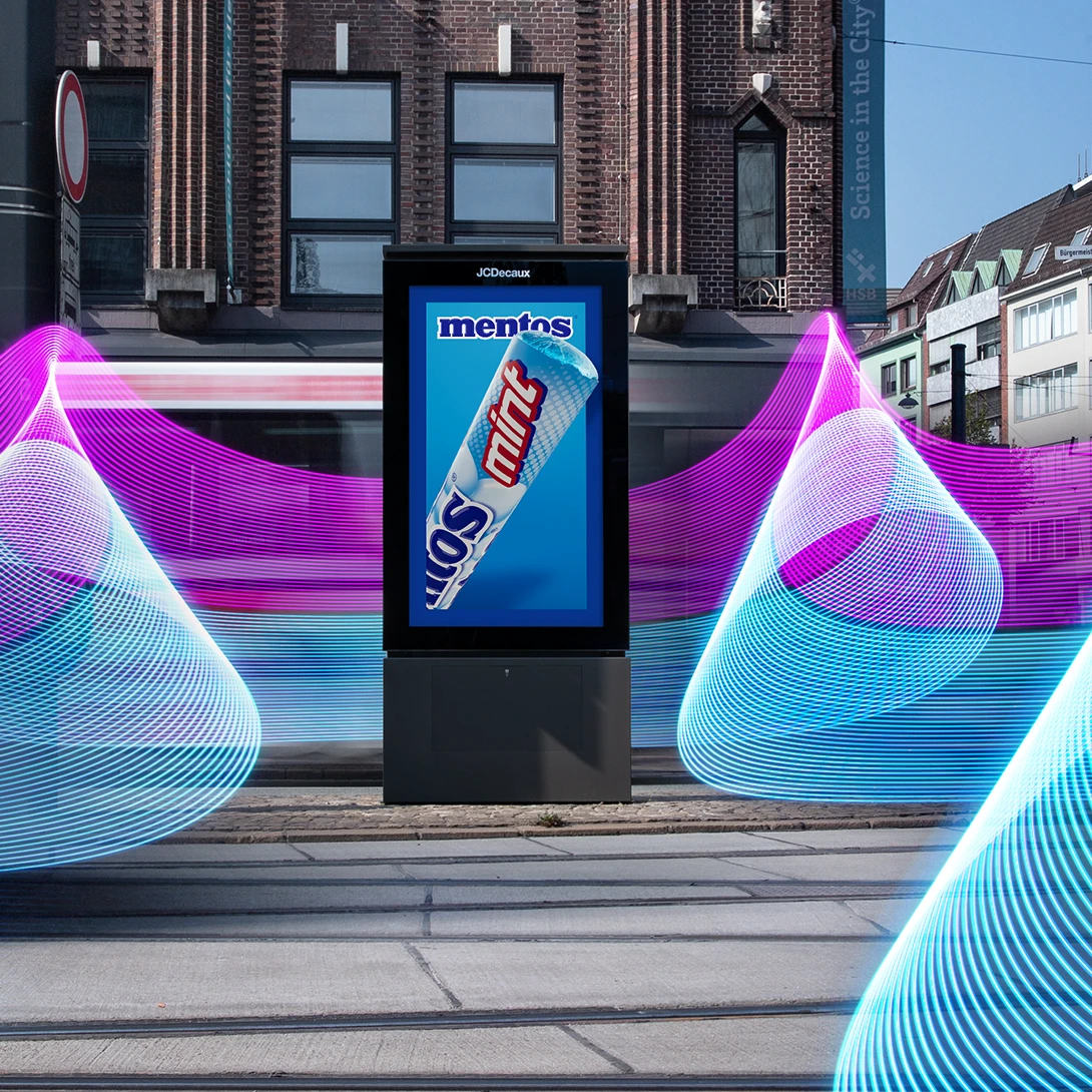 Digital City Light Poster mit Außenwerbung eines Süßigkeitenherstellers in der Innenstadt von Bremen.