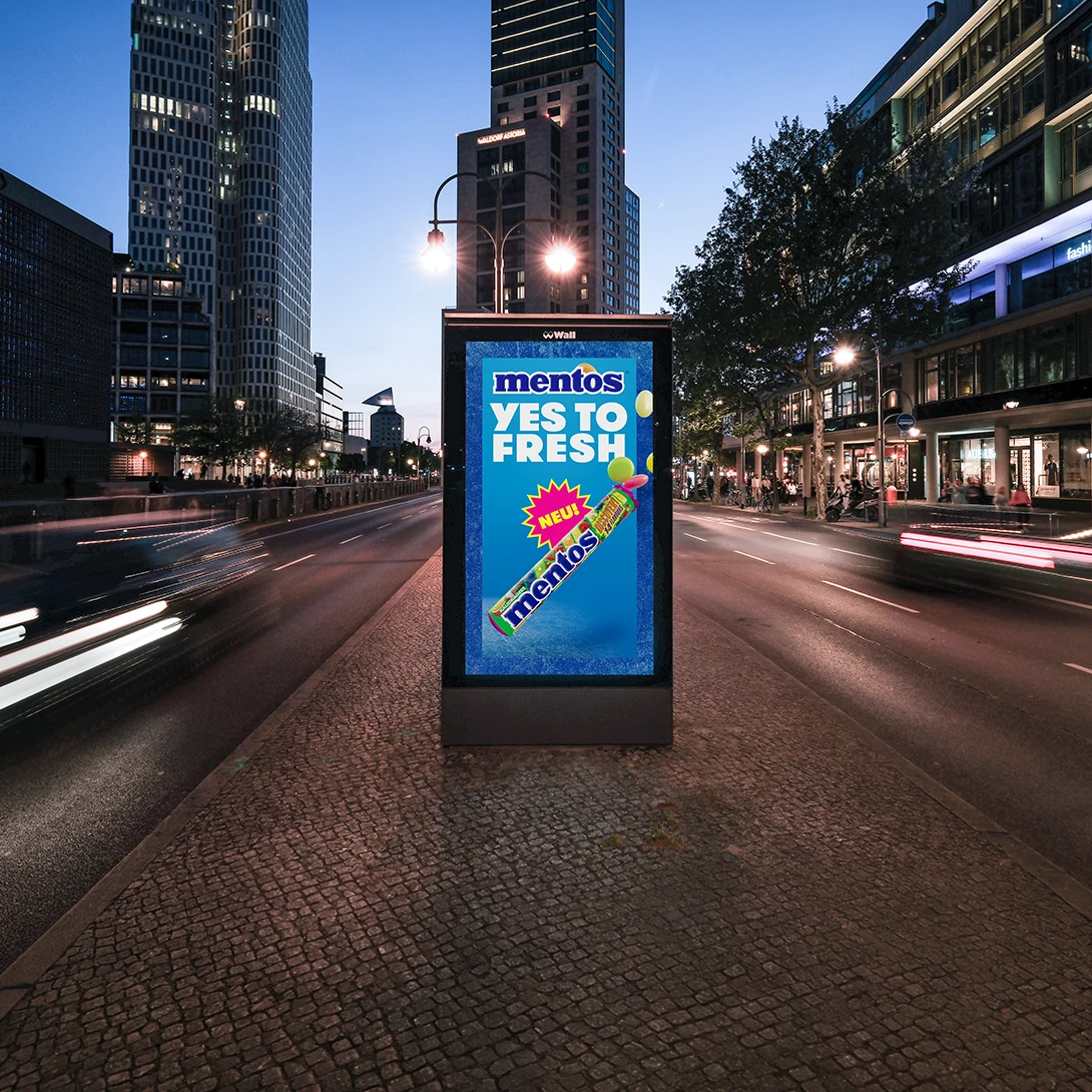 Digital City Light Poster mit OOH-Werbung eines Süßwarenherstellers in der Budapester Straße in Berlin.