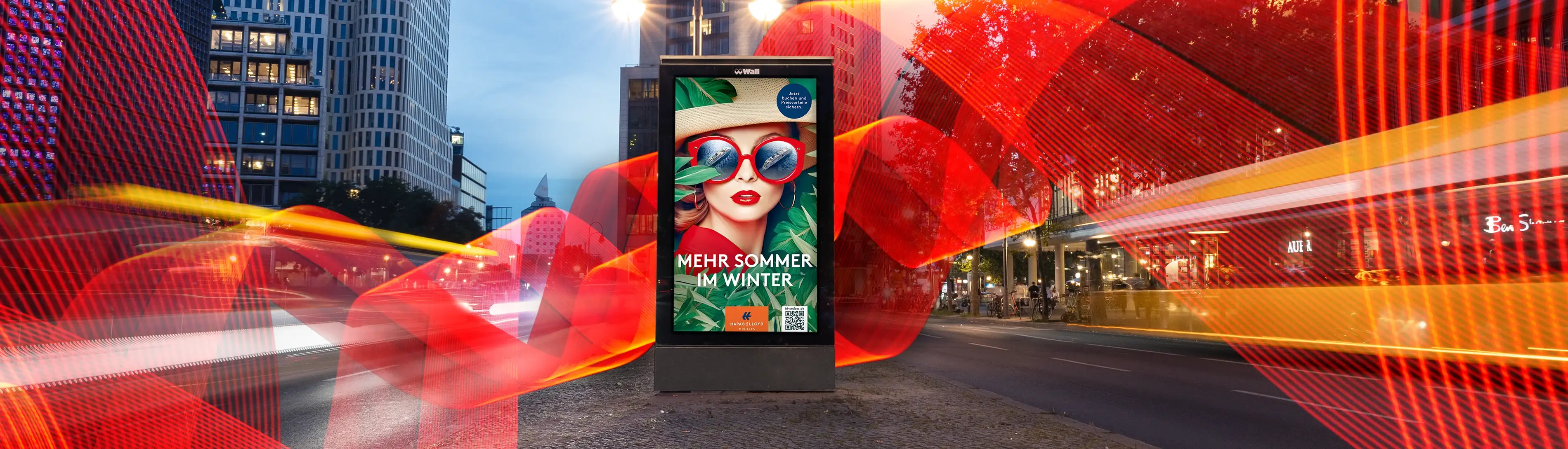 Digital City Light Poster mit Out of Home-Kampagne eines Reiseanbieters an der Gedächtniskirche in Berlin.