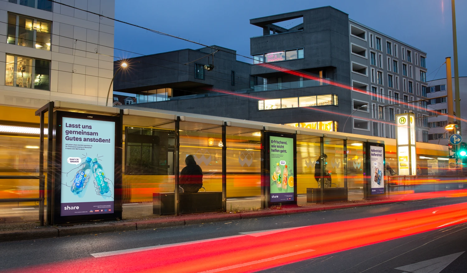 digital-city-light-poster-tram-wartehalle-getränkewerbung-rosenthalerplatz-torstraße-berlin-nacht.webp