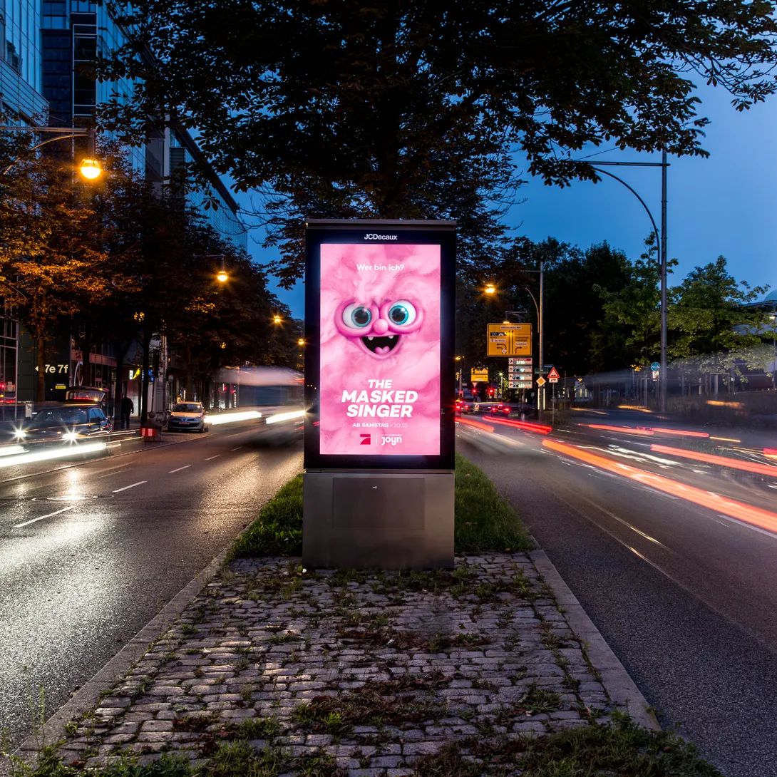 Digital City Light Poster mit OOH-Werbung für eine TV-Show an einer Hauptverkehrsstraße in Freiburg.