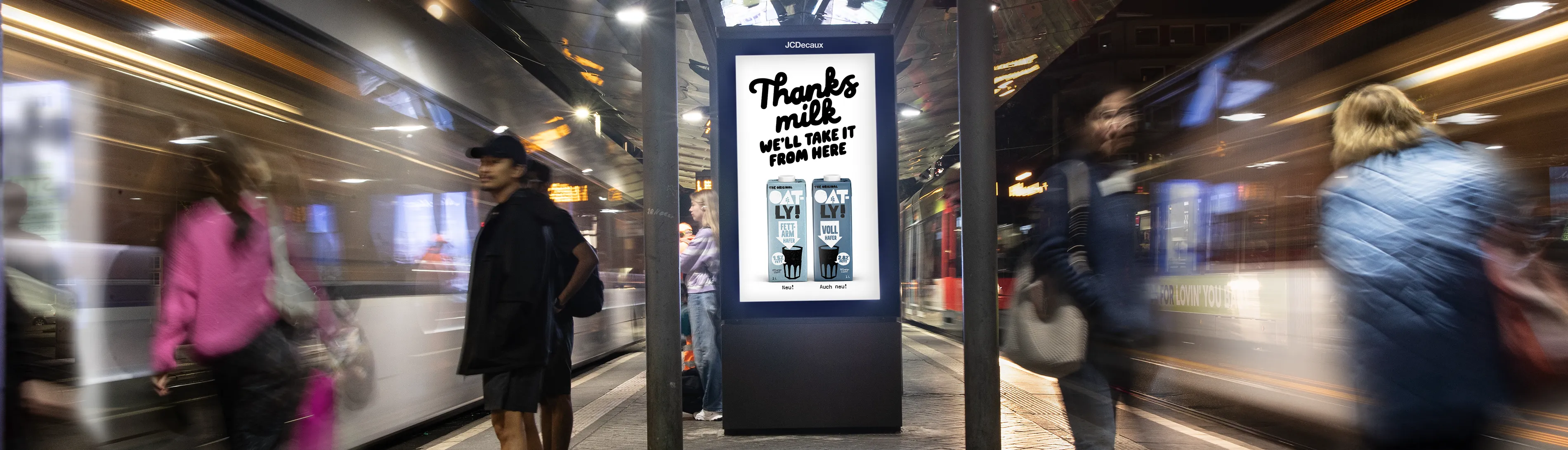 Digital City Light Poster zeigt Werbung für vegane Milchalternative am Bremer Hauptbahnhof.