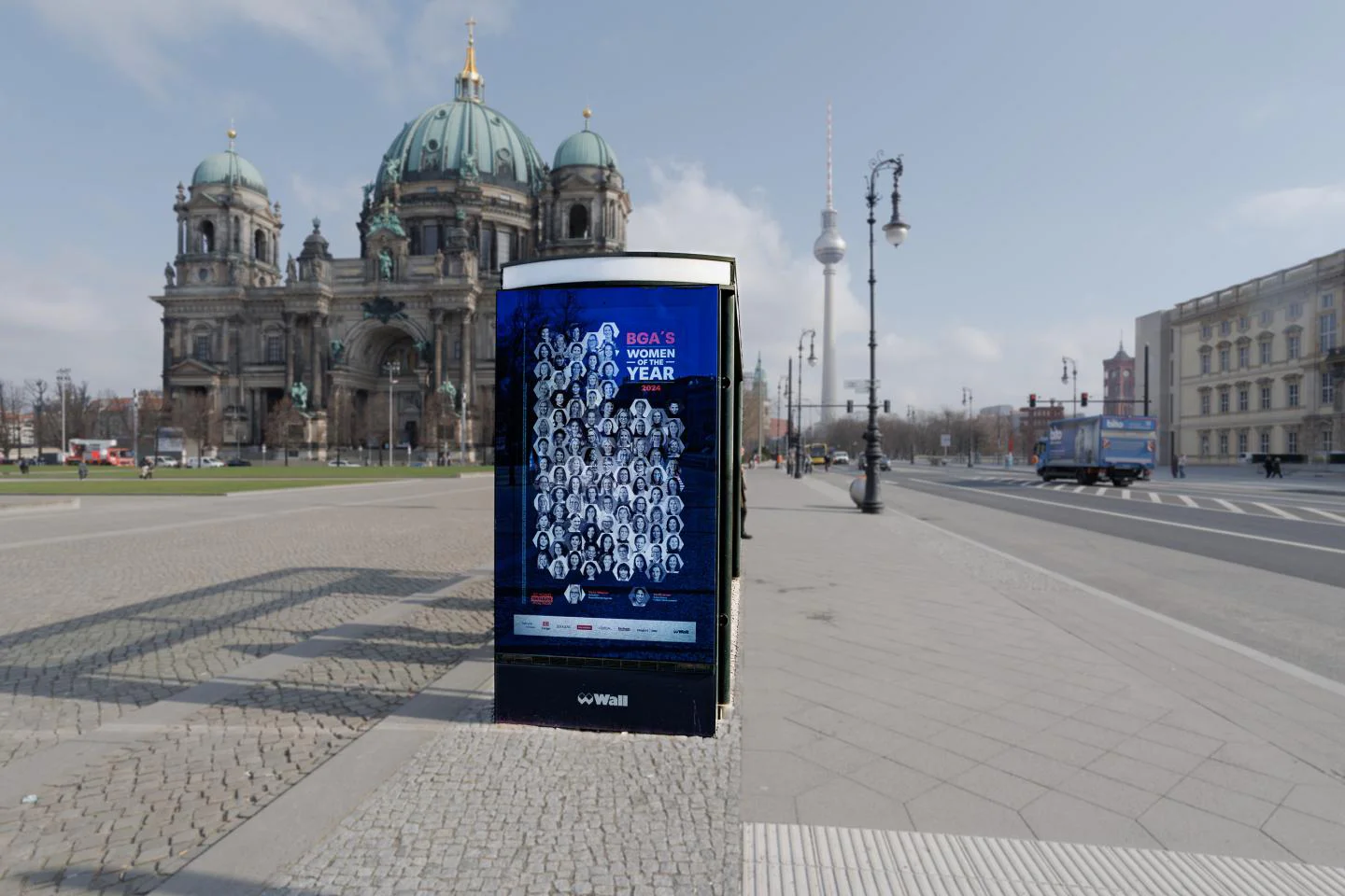 Digital City Light Poster mit Kampagne zum Women of the Year-Award 2024.