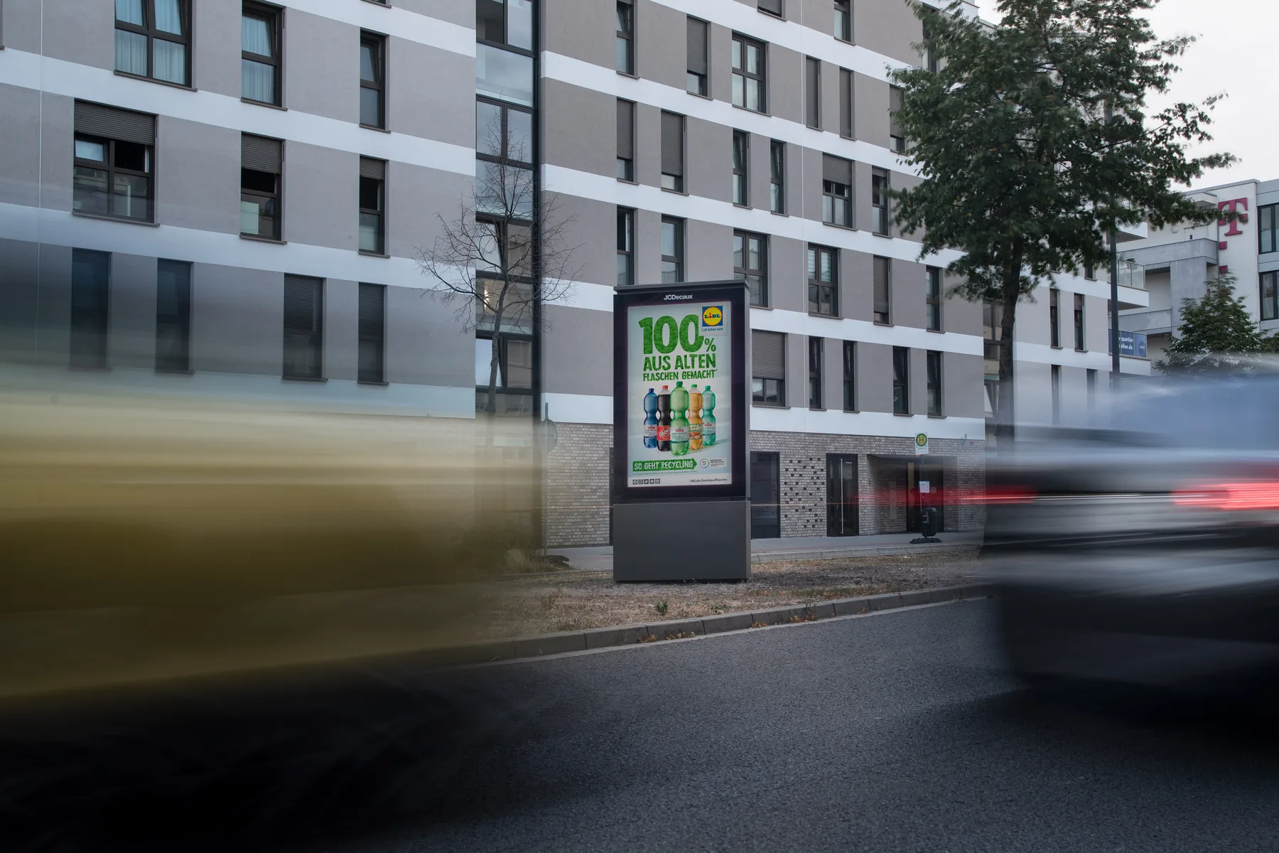 Digital City Light Poster mit OOH-Werbung einer Supermarktkette an einer Hauptverkehrsstraße in Ludwigshafen.