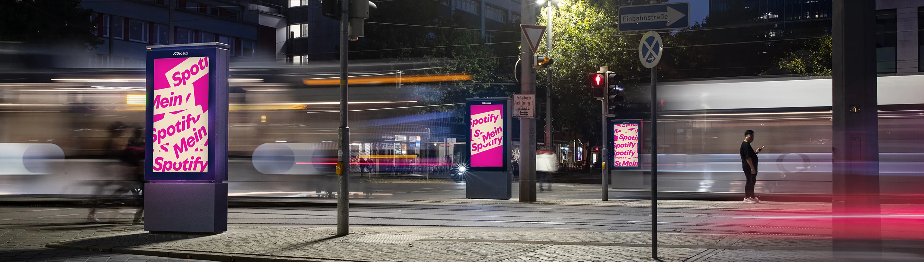 Drei Digital City Light Poster zeigen Werbung für einen Musik-Streaming-Dienst am Hauptbahnhof in Bremen.