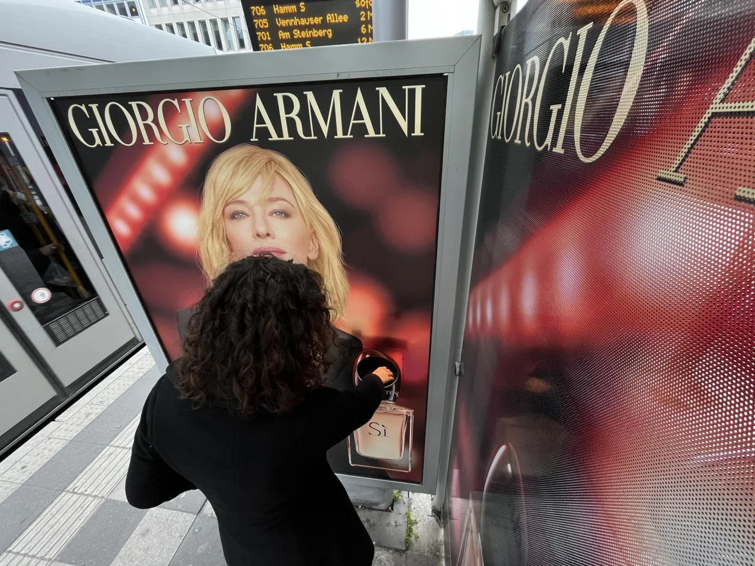 duesseldorf-armani-si-duftspender-1.webp