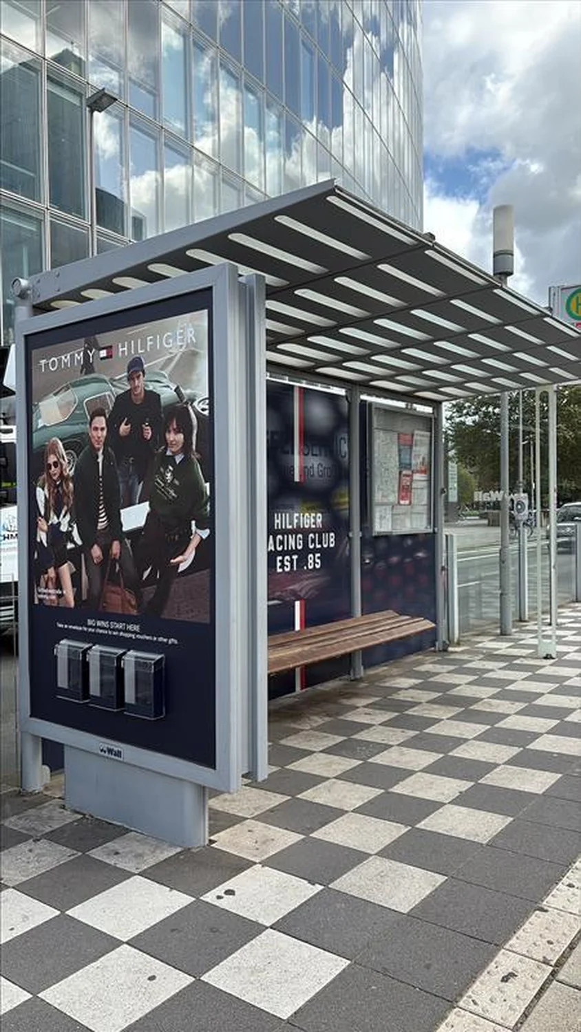 düsseldorf-tommyhilfiger-prospektspender-1.webp