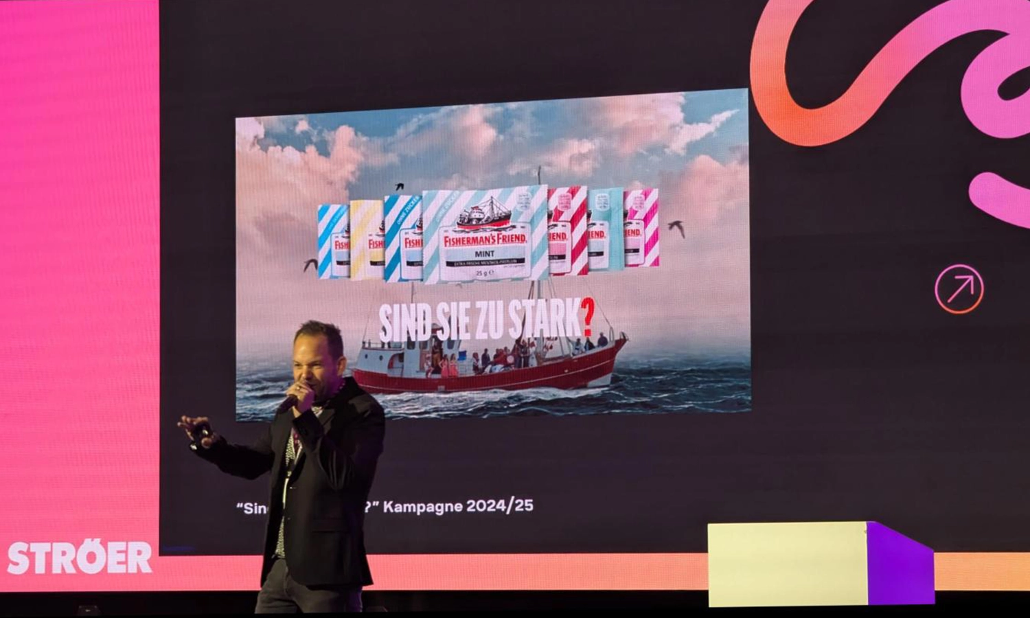 Sind Sie Zu Stark Fishermann Kampagne wird auf der Bühne bei der Digital Marketing Expo Conference vorgestellt