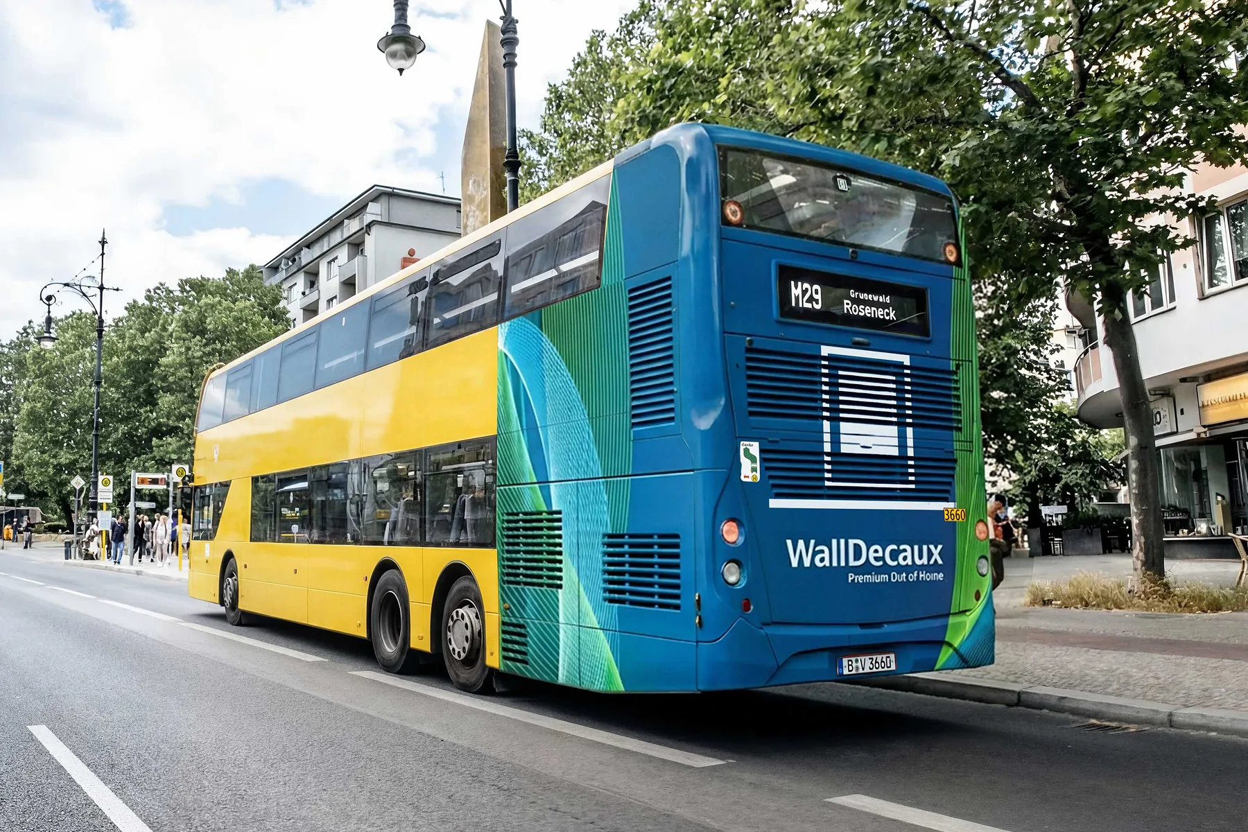 Bus-Beklebung an Seite und Heck zeigt Werbemöglichkeit im Berliner ÖPNV.