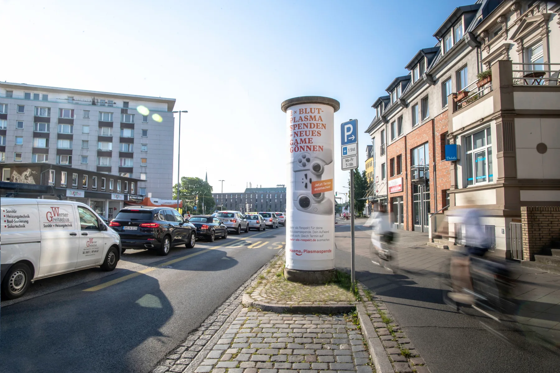 Ganzstelle mit OOH-Kampagne für Plasmaspenden an einer Hauptverkehrsstraße in Lübeck.