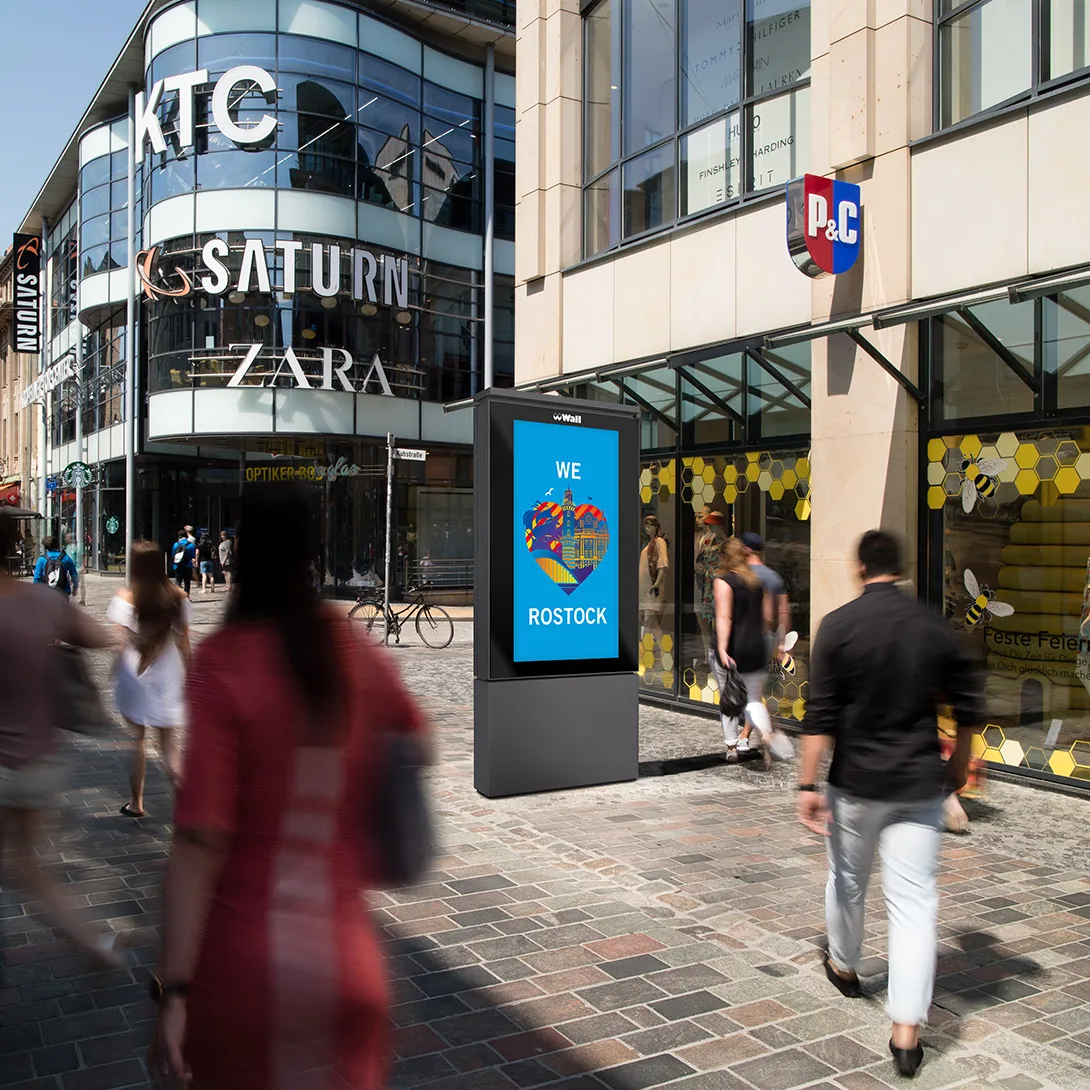 Digital City Light Poster zeigt We Love-Kampagne in Rostock.