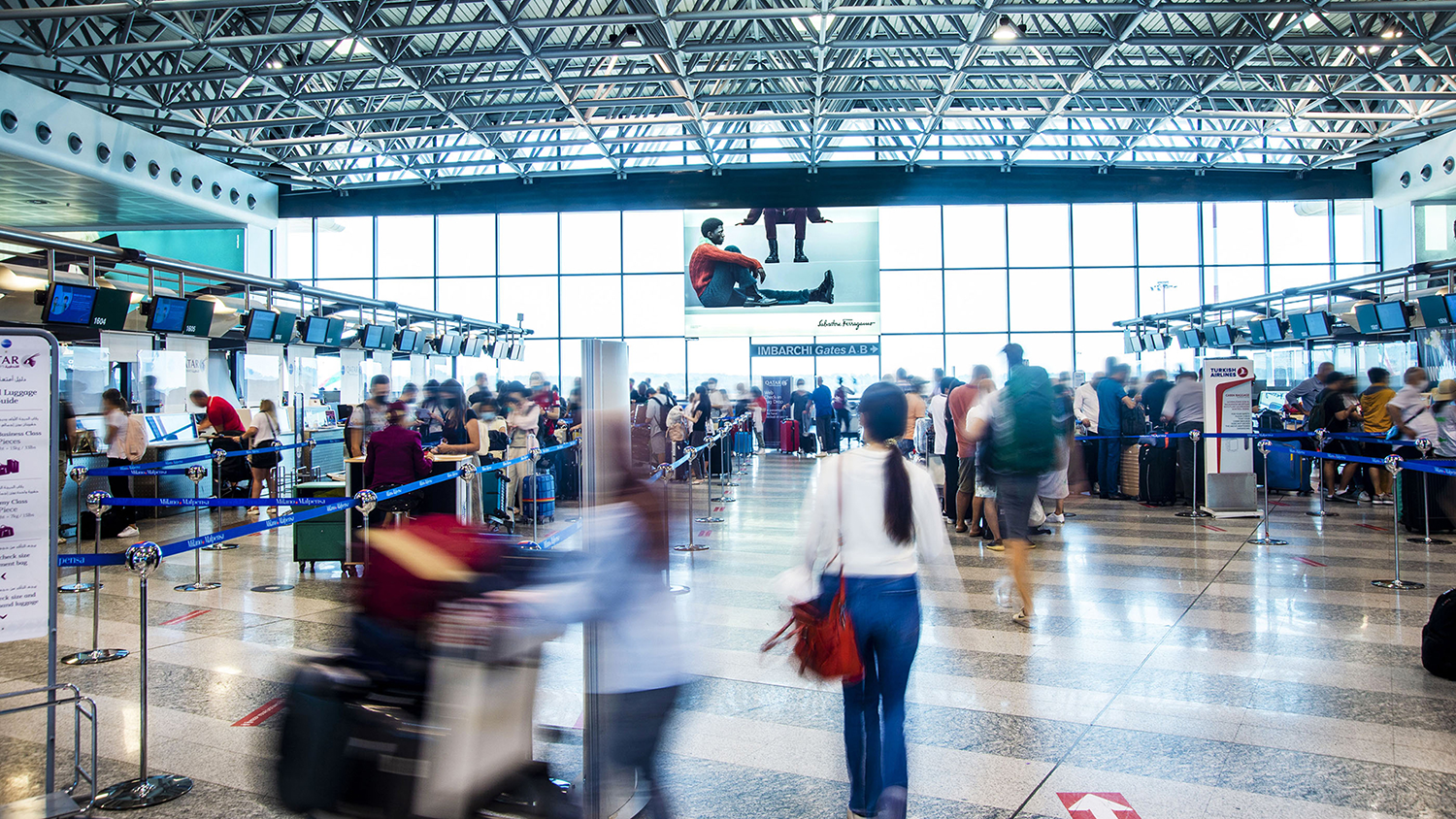 JCDecaux Lightbox mit Modewerbung am Flughafen.