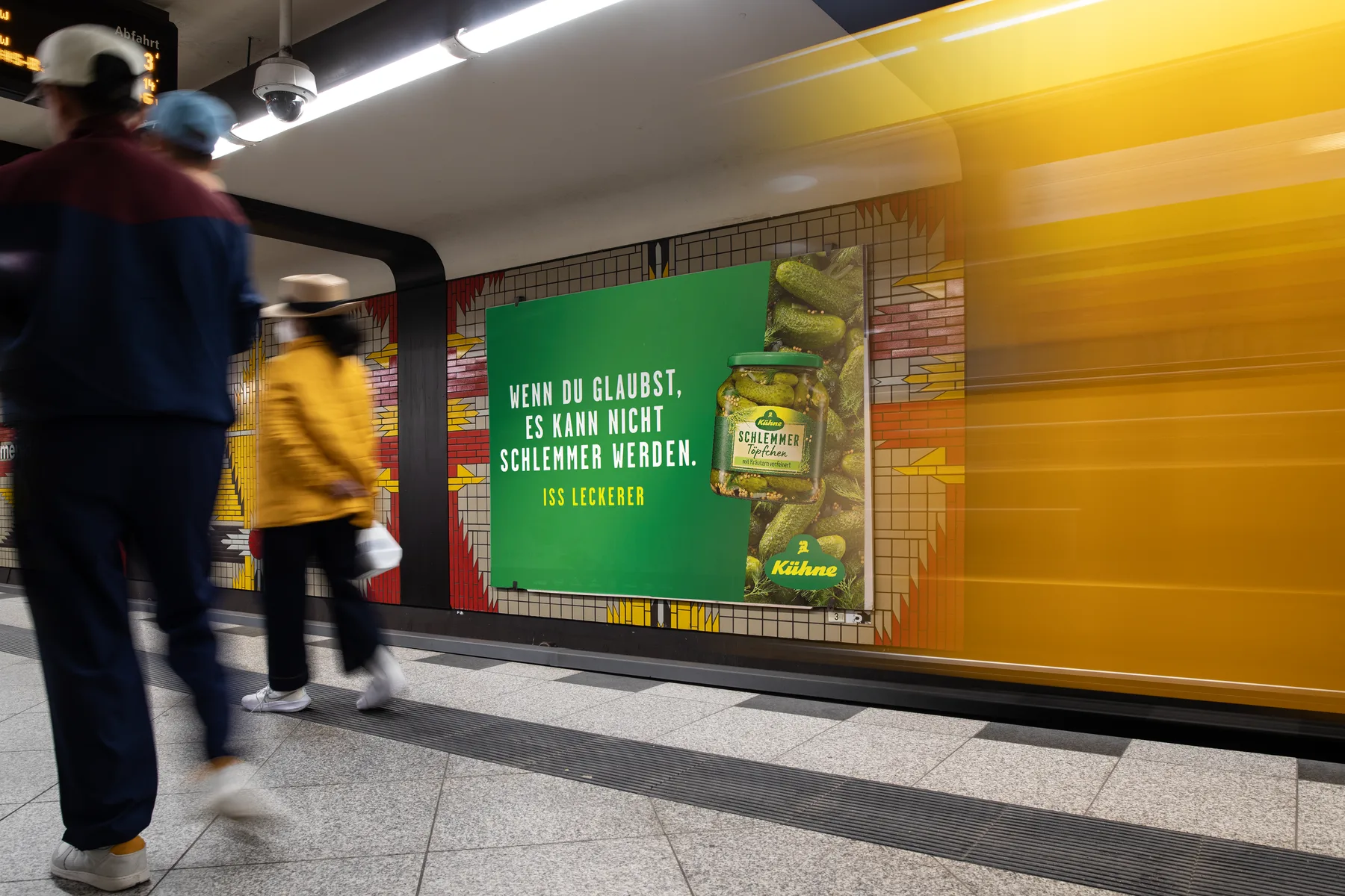 Hintergleisflächenplakat mit OOH-Werbung eines Lebensmittelherstellers im U-Bahnhof Wilmersdorfer Straße in Berlin.