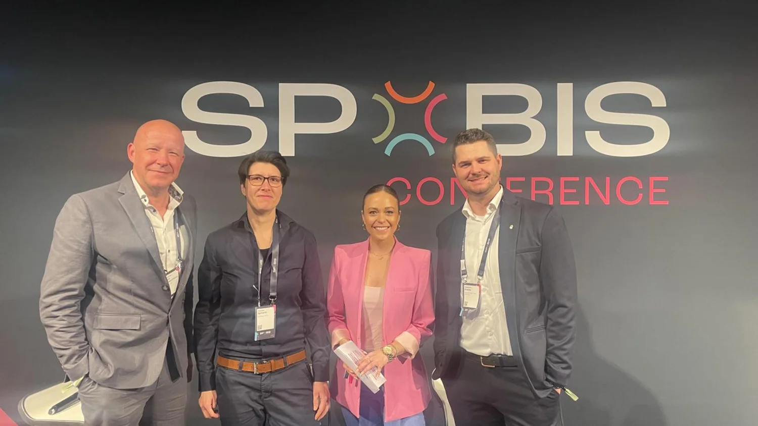 Portrait von Stephan von Naguschewski (WallDecaux), Manuela Spröwitz (Eurowings), Caroline Labes (Moderatorin), Sebastian Frecke (HSV Handball) auf der Spobis 2024.
