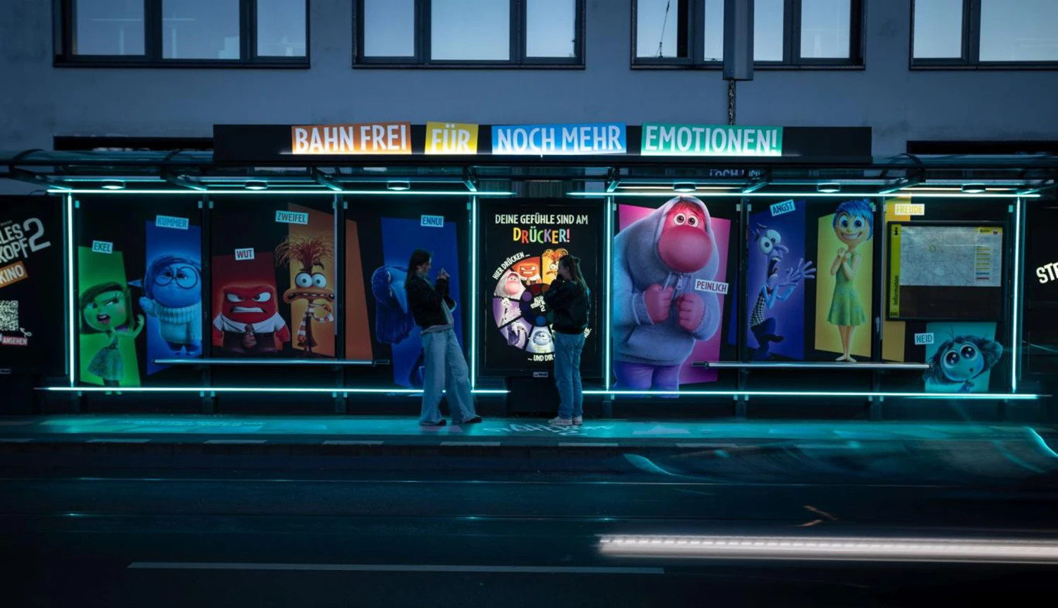 sonderumsetzung-filmkampagne-emotionen-invalidenstraße-berlin-nacht.webp