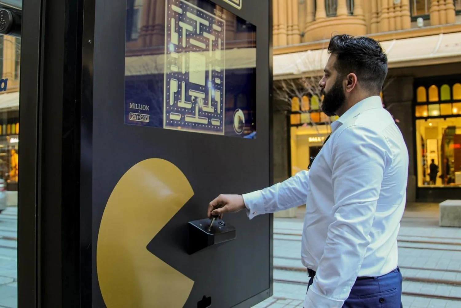 sydney-pacmangame-dispenser-paco-rabanne-1.webp