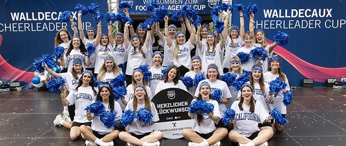 Gewinnerteam des WallDecaux Cheerleader Cups 2023 jubeln auf Bühne.