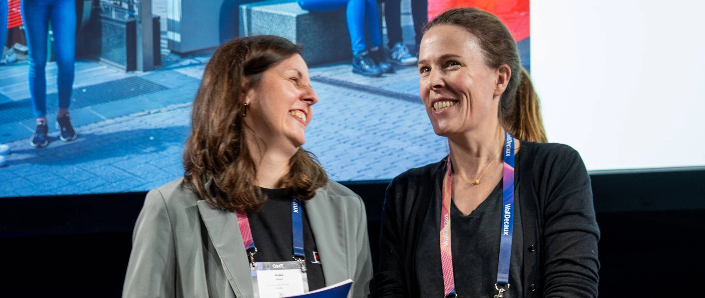 Anika Stasch und Nina Reicke auf der OMR 2026-Bühne für die Masterclass zum Thema OOH und Social Media.