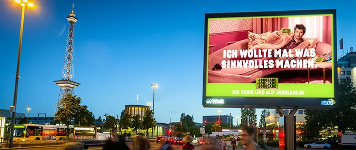 Digitales City Light Board mit Schokoladenwerbung am Abend