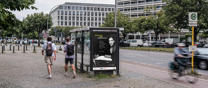 City Light Poster in Bus-Wartehalle mit DNA of Democracy-Kampagne in Berlin.