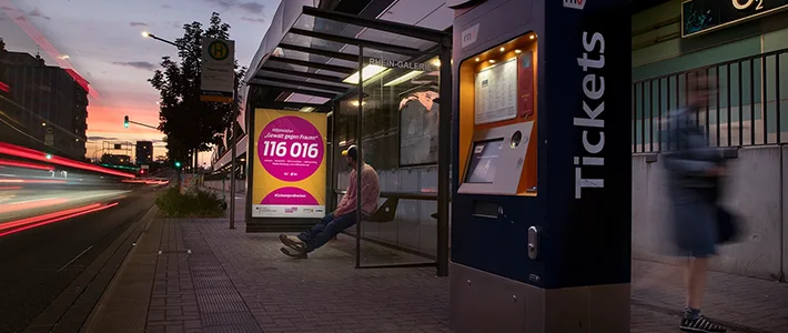 City Light Poster an Bus-Wartehalle in Ludwigshafen zeigt Kampagne für Hilfetelefon "Gewalt gegen Frauen".
