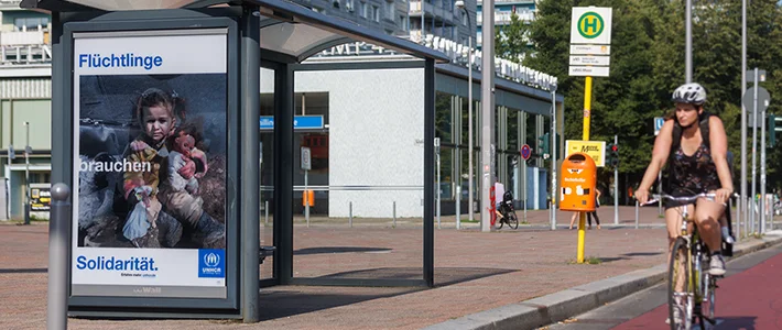 Wartehalle mit City Light Poster Aufruf nach Solidarität
