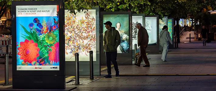 City Light Poster zeigen als Outdoor-Galerie "Flowers Forever" Kunstaustellung in Hamburg
