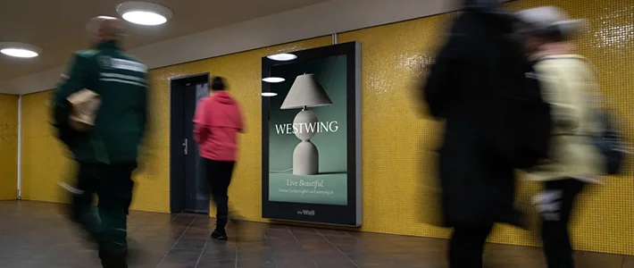 City Light Poster mit Home Decore Werbung am belebten U-Bahnhof Bayrischer Platz in Berlin.