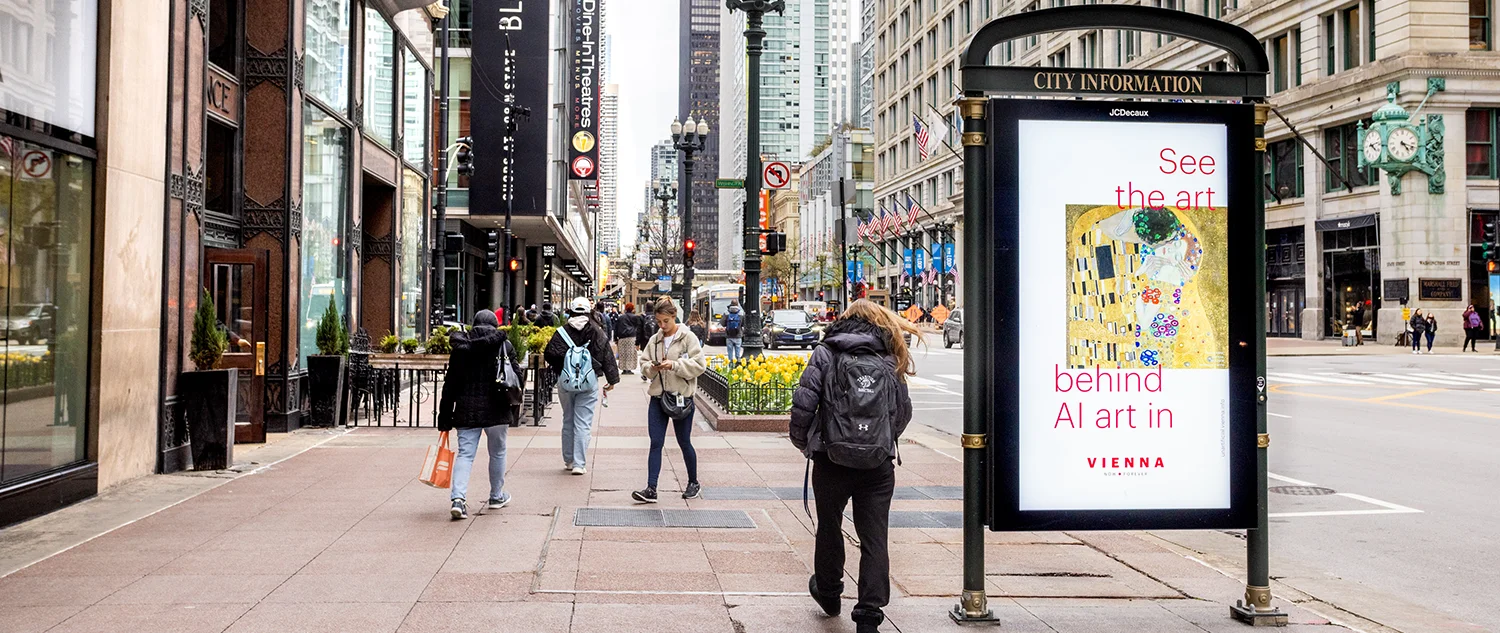 City Light Poster mit Kunstwerbung in der State Street in Chicago, USA.